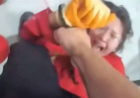 【衝撃映像】警察に捕まった女性活動家「助けて！」⇒ 女の仲間が ”超ヤバい奴” だった結果