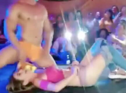 【動画】男性ストリッパー♂、我慢できず女性客にチ●ポ挿れてしまうｗｗｗ