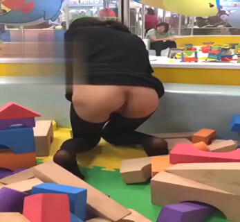 【動画】子供の遊び場でマ○コ丸見えになってるママ、エロすぎだろｗｗｗ