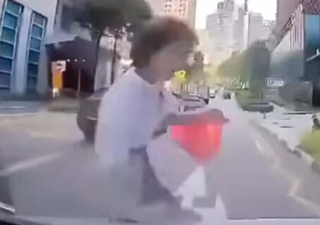 【閲覧注意】信号無視で飛び出した女さん、地獄みたいな姿になる（動画あり）