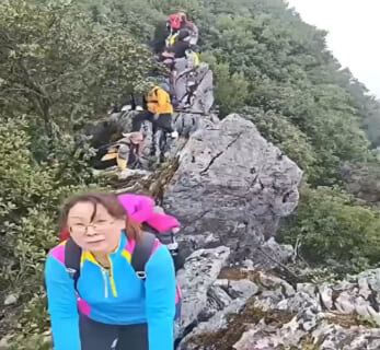 【恐怖映像】55mの崖の上で自撮りしようとした中国人達、今からヤバい事が起こります・・・