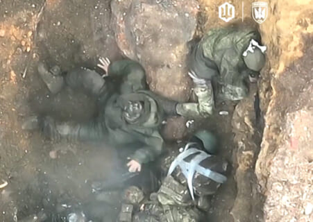 【閲覧注意】ロシア兵がいっぱいいる場所に爆弾落としたらヤバい事になった・・（動画あり）