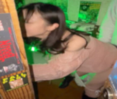 【動画】日本のクラブのトイレでチ●コ挿れられてるギャルが発見されるｗｗｗ