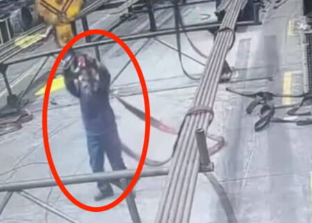【閲覧注意】中国の工場作業員、顔面が一瞬で1cmにプレスされる瞬間が怖すぎ…（動画あり）