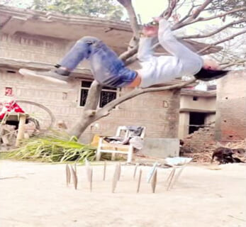 【閲覧注意】TikTokの「ミスったら串刺し」チャレンジ、失敗例がヤバすぎる（動画あり）