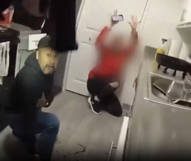 【閲覧注意】女子高生、目の前で父親を惨殺されてしまう・・ヤバすぎる動画