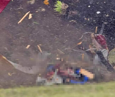 【閲覧注意】飛行機墜落の瞬間を撮影した写真、アップにしたら「女性が崩壊する瞬間」が写ってた…