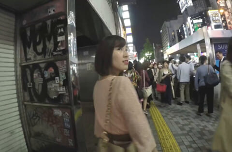 【衝撃】白人男性が日本に来て会ったばかりの女4～5人とその日にセ○クスする動画、3000万再生されてしまうｗｗｗ