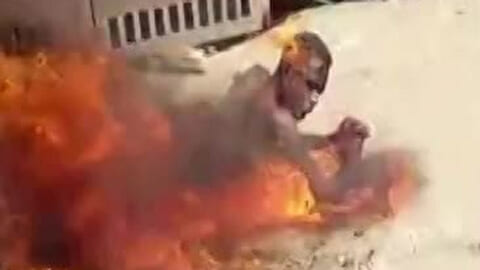 【閲覧注意】アフリカの上半身は生きたまま、下半身だけ黒焦げにしていくリンチ、エグすぎる