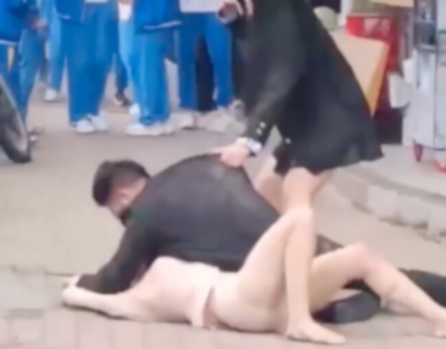 【ガチ】酔った男が女性を路上レ●プしようとする現場映像、ヤバすぎる