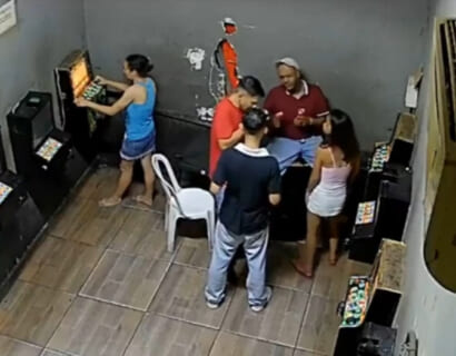 【閲覧注意】飲み屋で男3人に囲まれるモテ女、今からヤバい事が起こります・・・（動画あり）