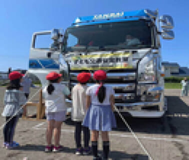 【閲覧注意】飲酒運転トラック運転手、外で遊んでる小学生を轢き殺す瞬間がエグすぎる