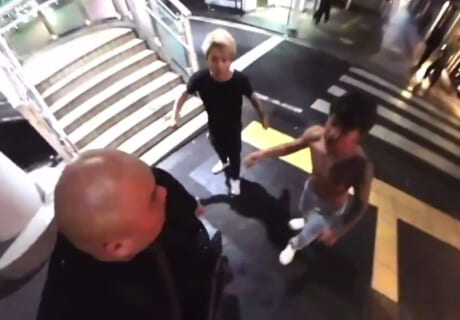 【衝撃映像】福岡でヤンキー2人を左手だけでボコボコにするおっさん、最強すぎるだろｗｗｗ