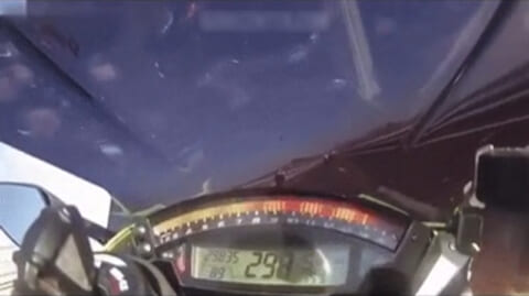 【閲覧注意】時速300kmで事故ったバイカーの目線カメラと死体動画、あまりにもヤバすぎる
