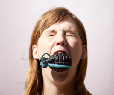 【閲覧注意】史上最もヤバい夫婦喧嘩「もう知らない！」（妻が手榴弾のピンを抜く）