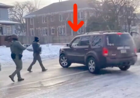 【閲覧注意】アメリカ、ヤバい。道を塞ぐ抗議デモの女性をICE職員が射殺する瞬間（動画あり）