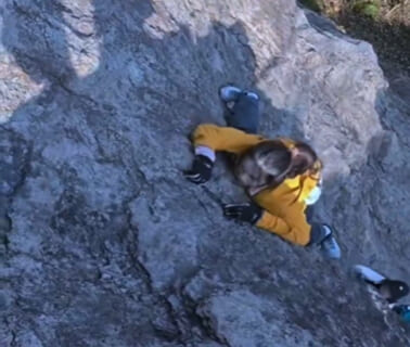 【閲覧注意】崖から落下死した女性クライマーを至近距離で撮影した動画、やばすぎる