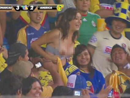 【神乳】ノリでおっぱい揉ませてくれる海外サッカーの女子サポーター、エロすぎｗｗｗ