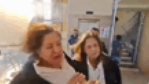 【閲覧注意】女性政治家、演説中に重傷を負わされる衝撃動画が話題に