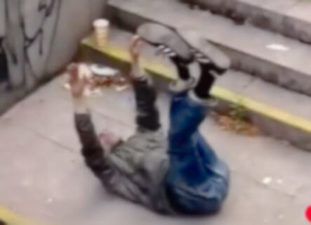 【閲覧注意】本物のヘロインを吸引した男が死ぬ直前の動画、怖すぎる