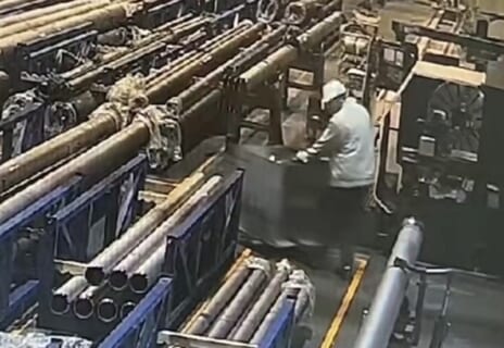 【閲覧注意】工場作業員、絶対に触れてはいけない ”超高速回転機” に触れてしまう…（動画あり）
