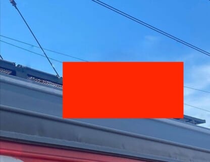 【閲覧注意】電車の屋根に登って自撮りしようとした女子高生「ギャアアアア！！！」（画像あり）