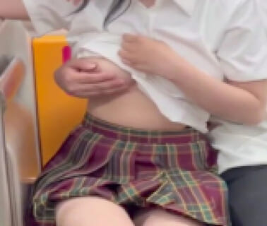 【ガチ動画】電車の中でおっぱいを丸出しにされ乳首を触られてる女の子が発見される