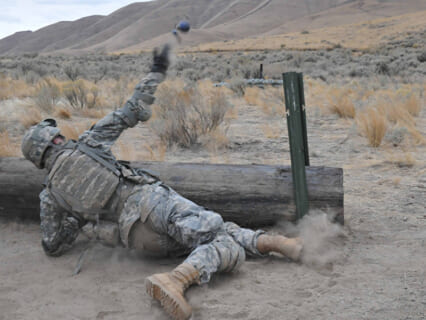 【閲覧注意】手榴弾の訓練中に新人兵士が五体不満足になってしまう動画、怖い