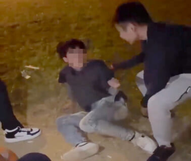 【衝撃映像】チー牛をいじめてたヤンキー、逆に首を絞められ「ごめんなさい」してしまうｗｗｗ