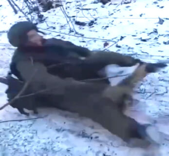 【閲覧注意】戦場でソリ遊びしてた北朝鮮兵士、実はそこは ”地雷原” で、10秒後こうなる…（動画）