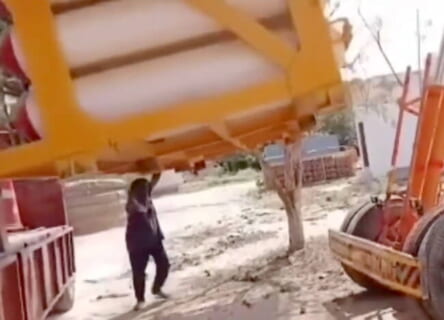 【即死映像】6トンコンテナの下敷きになったおじさん、マジックみたいに消滅する…