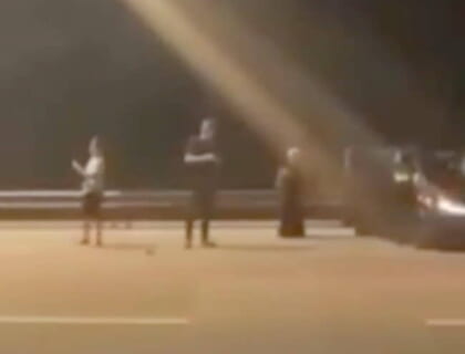 【閲覧注意】まさか次の瞬間に死ぬとは思っていない3人、高速道路で棒立ちしてたら…（動画あり）