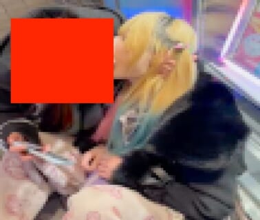 【動画】トー横女子（10代）、パチンコ店前で寝てたらベロチューされてしまう