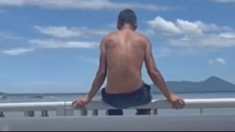 【閲覧注意】女さん「あの人、橋の上で何やってるんだろう？近付いてみよ！」→ 恐怖動画