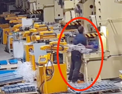 【閲覧注意】中国の工場作業員、0.5秒で五体不満足になり精神崩壊（動画あり）