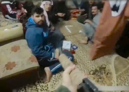 【閲覧注意】テロリストの視点カメラ。部屋でくつろいでた政府関係者12人を皆殺しにする動画がヤバい