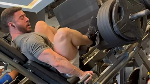 【閲覧注意】ボディビルダーがレッグプレス400kgに挑戦中、地獄絵図になる瞬間…（動画あり）