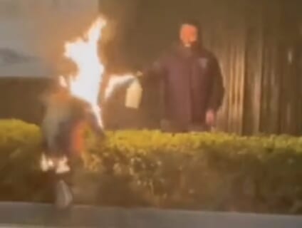 【閲覧注意】中国の不倫制裁、レベルが違う。嫁にチ●コ挿れてた浮気男を火炎放射器で焼き殺す