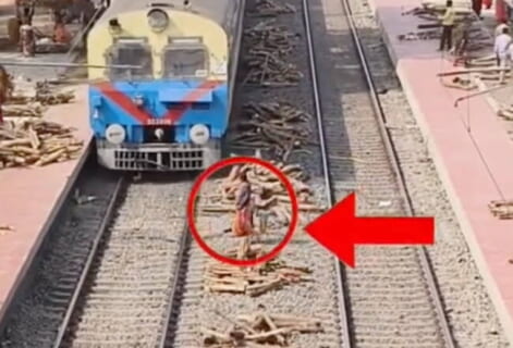 【閲覧注意】間一髪で電車を避けた女性、ピタゴラスイッチみたいな死に方する…（動画あり）