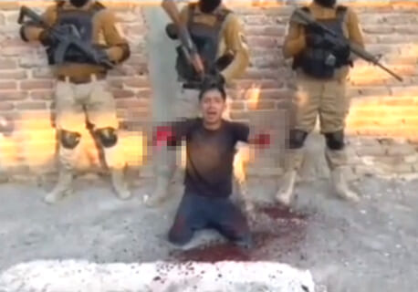 【閲覧注意】麻薬カルテルに生きたまま ”ここまで” やられる動画、久々に見た…