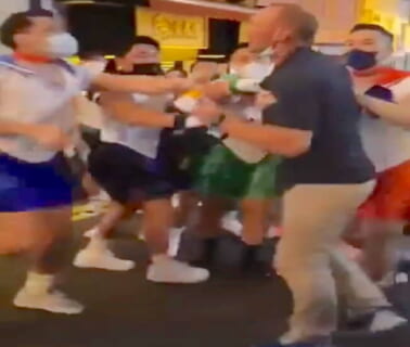 【衝撃映像】ヤンキー白人に喧嘩売られた「セーラームーン（日本人）」、圧勝してしまう