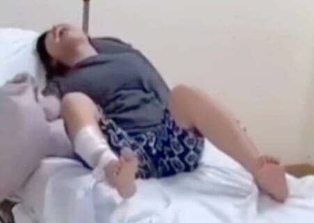 【閲覧注意】為す術なし。狂犬病にかかった女子高生が獣のように暴れる動画が怖すぎる