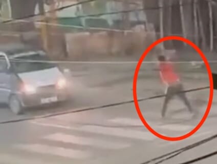 【閲覧注意】車に石を投げつける迷惑おじさん、「道路のシミ」になってしまう（動画あり）