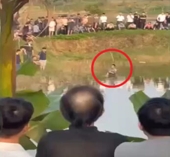 【閲覧注意】ベトナムの村で数百人が集まった。その真ん中で、1人の男が恐ろしい事をするらしい…