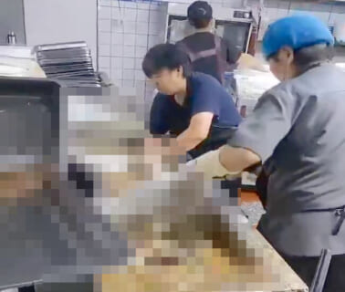 【閲覧注意】中国で外食すると下痢をする理由…厨房の裏でとんでもないモノを混ぜてた…