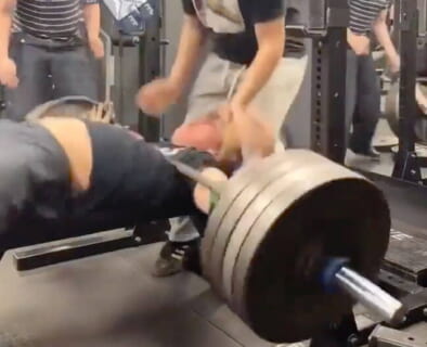 【閲覧注意】生配信中のDQN中学生「ベンチプレス200kgいけるっしょｗ」⇒ これ死んだだろ…