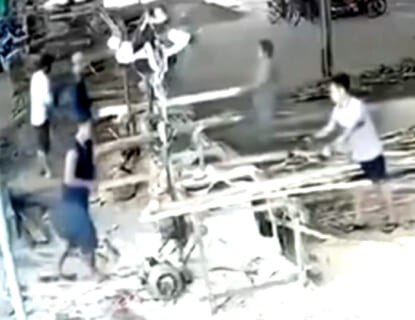 【閲覧注意】工場作業員が急に自殺したくなって ”キラーマシン” に飛び込む動画、クッソ怖い…