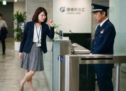 【閲覧注意】どうせ何もやり返してこないと職場警備員を馬鹿にし続けた20代OLの末路…