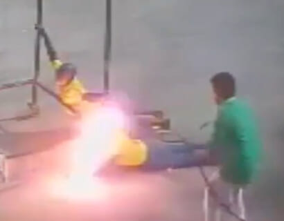 【閲覧注意】作業員2名、触ったら死亡する ”鉄の棒” を触ってしまいこうなる…（動画あり）