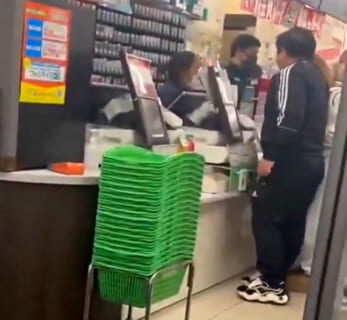 【衝撃映像】日本のファミマで中国人が女性店員をボコボコにする動画、海外で話題になってしまう…